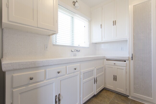 Building Photo - 1 BR Corner Unit With Amazing Downtown Views!