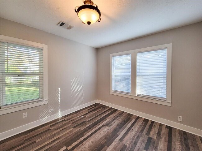 Building Photo - 1113 San Jacinto St