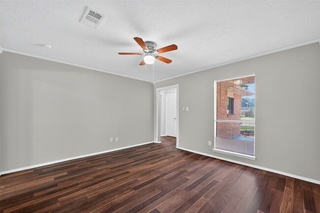 Building Photo - 811 Lochmoor Ln