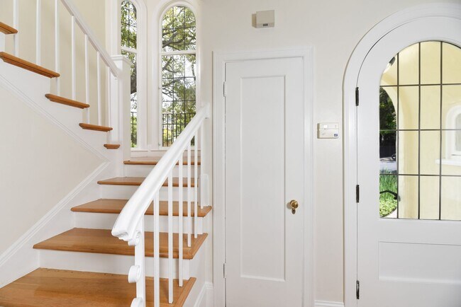 Building Photo - Nostalgic & Beautiful 3-Bedroom Home with ...