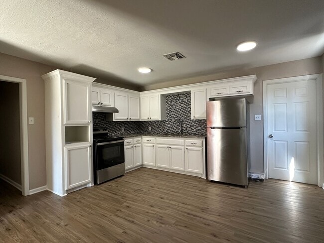 Building Photo - 3 Bedroom 2 Bath House