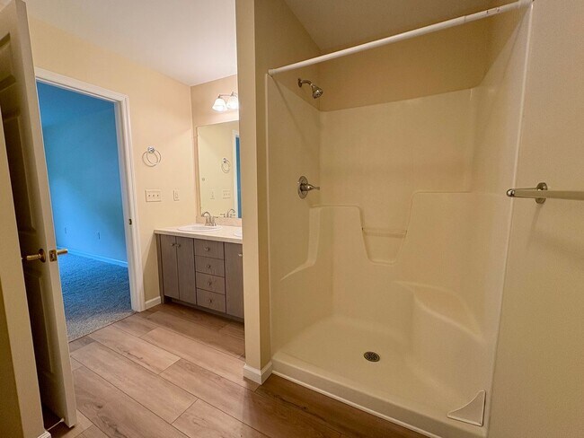 Building Photo - 3 Bedroom 2.5 Bathroom Home Available in Elizabethtown!