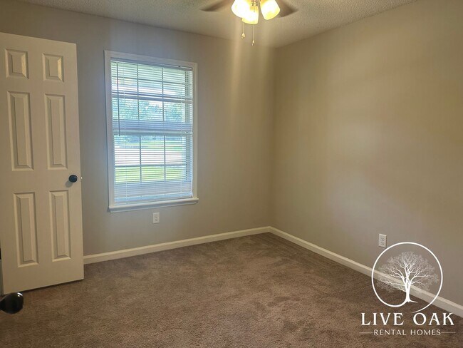 Building Photo - MOVE IN SPECIAL: $500 OFF 1ST MONTH'S RENT!**