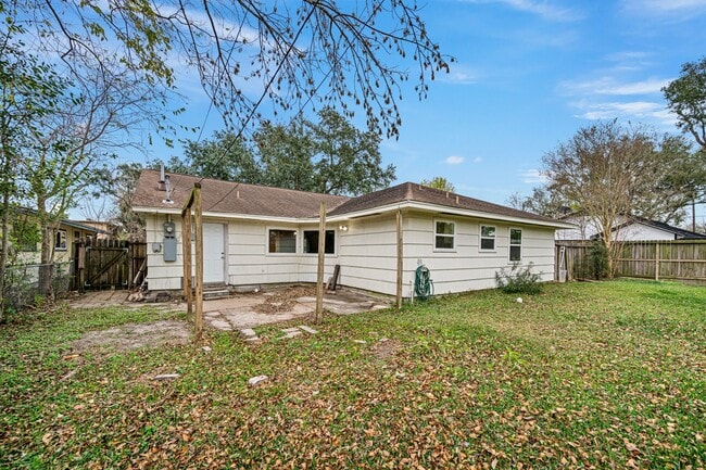 Building Photo - 8110 Bob White Dr