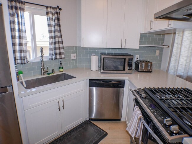 Building Photo - RARE Offering 2BD/2BA - Condo of secured building in highly sought after Boutique Bella Capri bui...