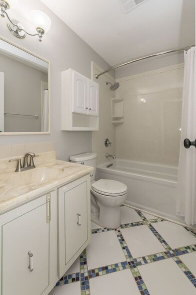 Building Photo - 15451 Duxbury Way