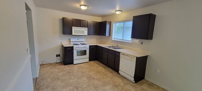 Building Photo - Move In Ready Home In Clinton Township