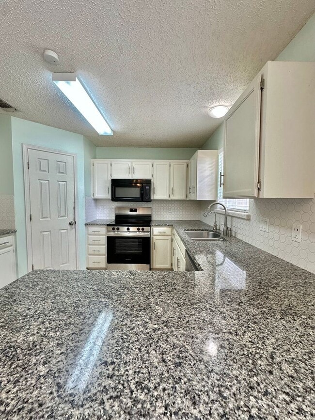 Building Photo - Move in Ready... Charming Home In The Bluf...