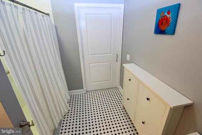 Building Photo - 4614 Roxbury Dr