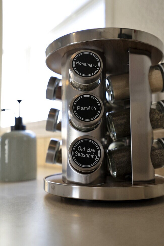 Building Photo - Modern Furnished 2 Bed/2 Bath Home • Laundry • Internet Included