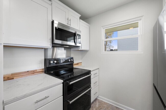 Building Photo - 389 Thompson St