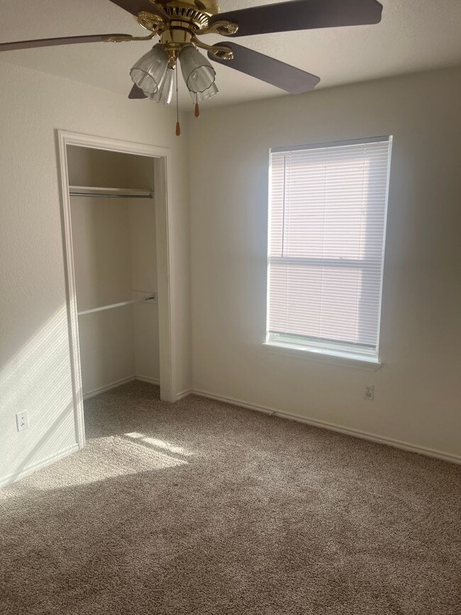 Building Photo - 3114 Oak Ln
