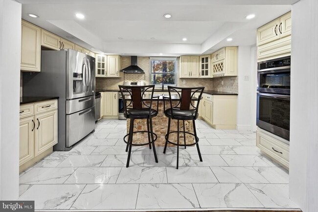 Building Photo - 24 Maple Ave