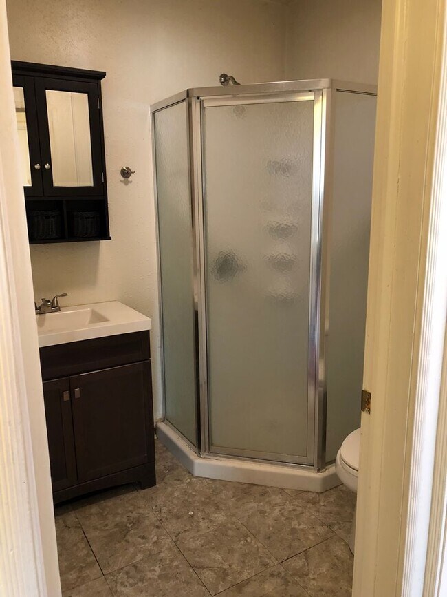 Building Photo - *RESERVE FOR SUMMER 2026* 5 Bedroom 3 Bath Chico Charmer