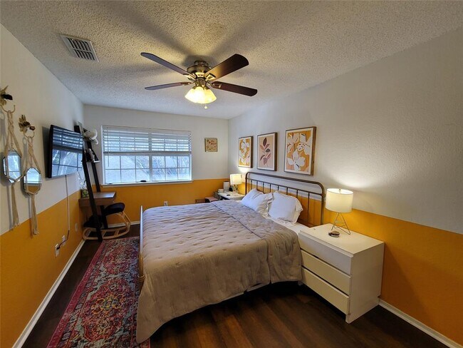 Building Photo - 1015 E Yager Ln