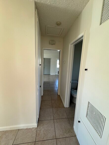 Building Photo - 831 W Walnut Ave