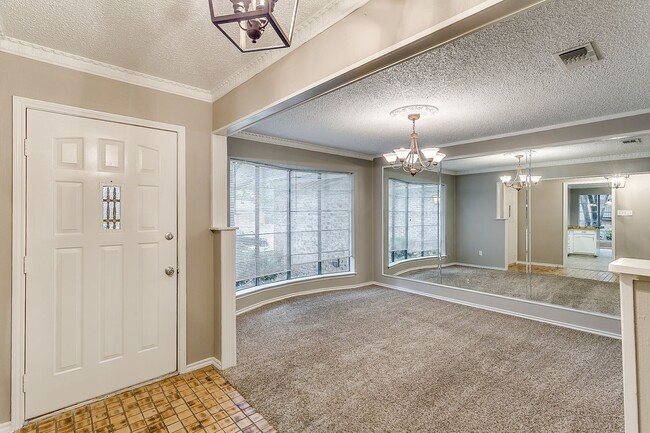 Building Photo - Spacious Home in great location!
