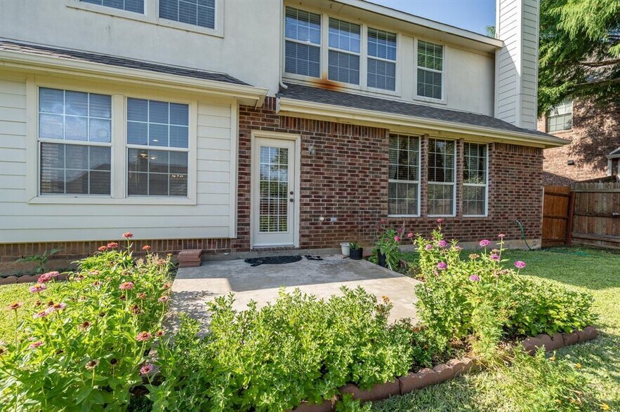 Building Photo - 910 Waterside Dr