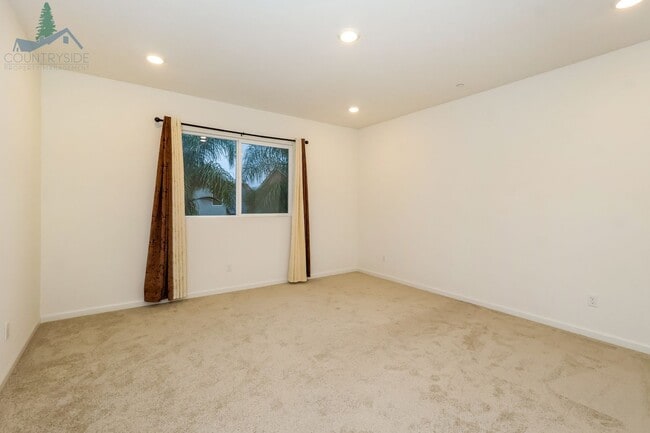 Building Photo - 577 Bedfordshire Dr