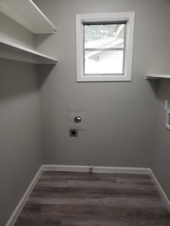 Laundry room - 226 S Iowa St