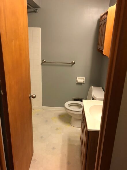 Full bath - 3660 N Mccord Rd