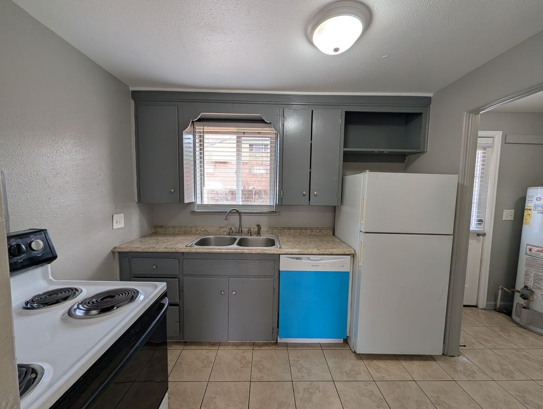 Building Photo - 1310 N Moline St