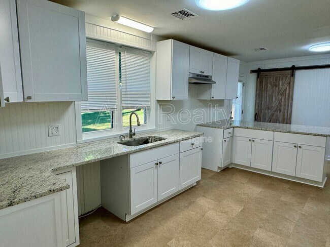 Building Photo - 2927 Brevard Ave