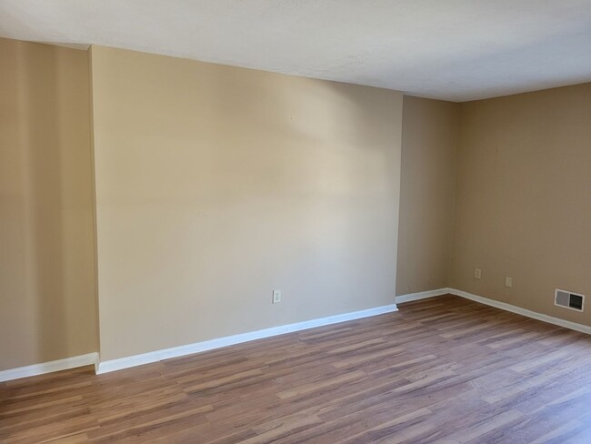 Building Photo - Efficient Townhome in Middletown