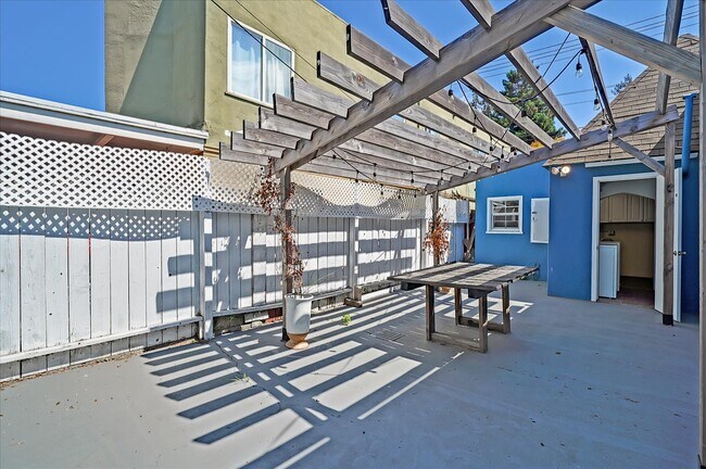 Building Photo - 3 Winchester Pl