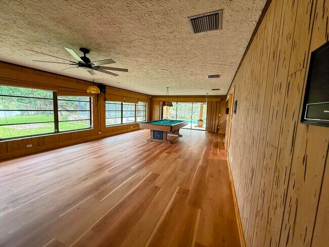 Building Photo - 465 SE Naranja Ave