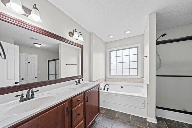 Building Photo - Beautiful, Large Home Close to Ft. Campbell and I24