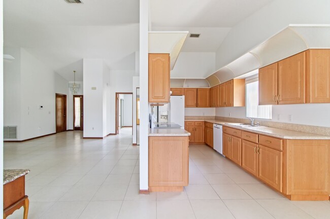 Building Photo - Hudson Pool Home for Lease