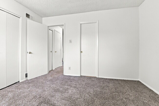 Building Photo - $1,445.95, 2 bed, 1 bath located in Denver with Central AC