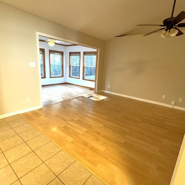 Building Photo - 961 Castlewood Dr