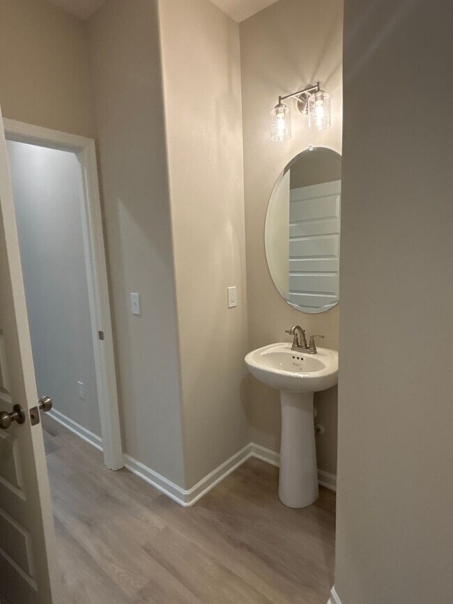 Building Photo - BRAND NEW 4 Bed 3.5 Bath Townhome Near The...