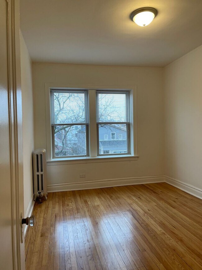Building Photo - Lovely Renovated 1 BR In North Center