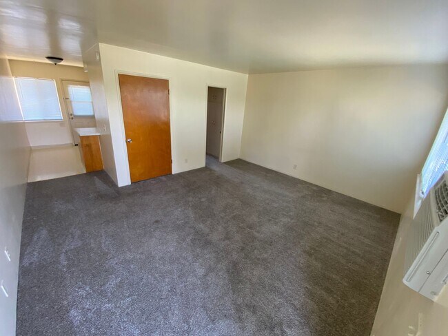 Building Photo - Cute studio for rent in Visalia