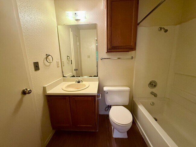 Building Photo - QUIET LOCATION - YARD BACKS TO GREENBELT