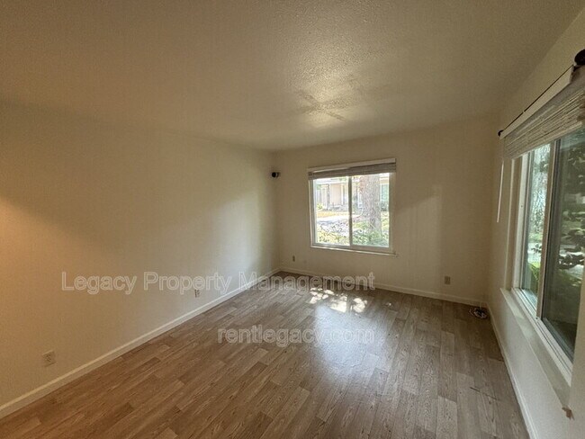 Building Photo - 163 Fairgrounds Dr