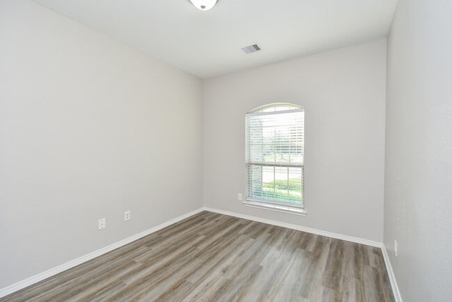 Building Photo - 946 Oak Falls Dr
