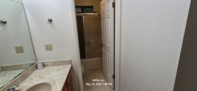Building Photo - 3 bedroon 2 bath home