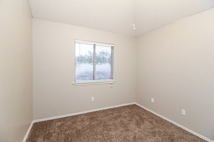 Building Photo - 8440 Auburn Dr