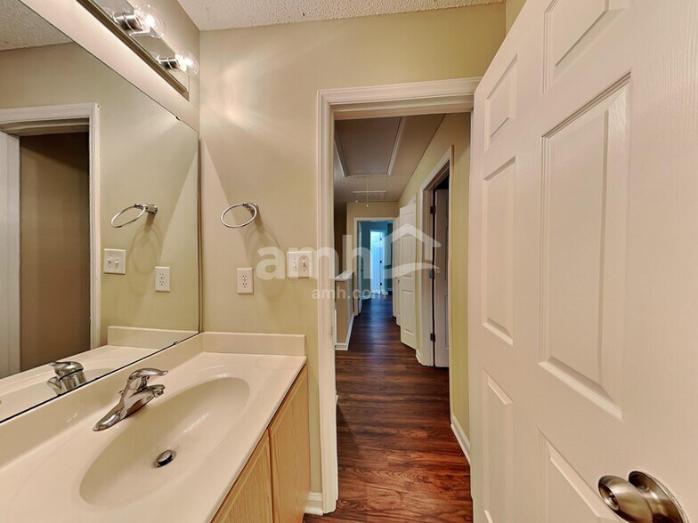 Building Photo - 803 Woodgreen Dr