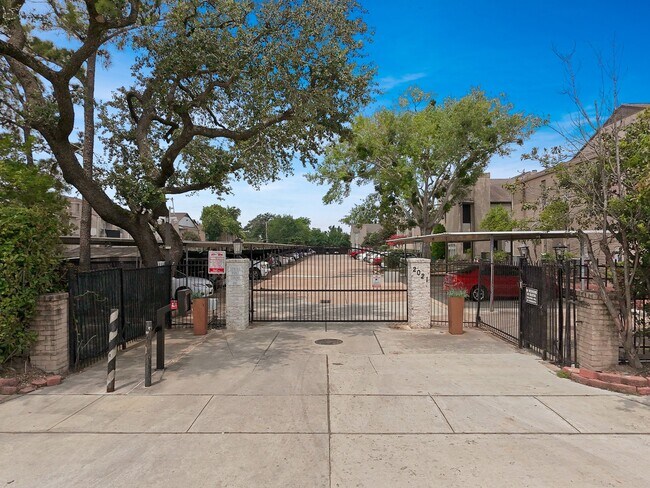 Building Photo - 2021 Spenwick Dr