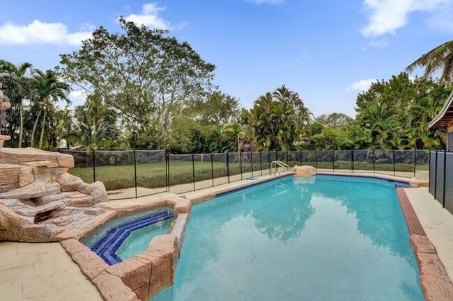 Building Photo - 5612 Harding St