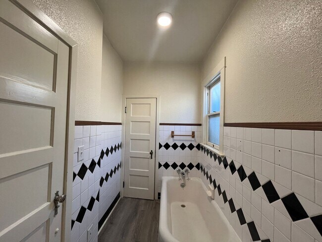 Building Photo - 1434