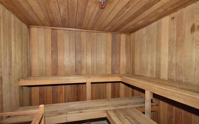 Building Photo - Spacious 2BD/1BA Condo with Glorious Views!