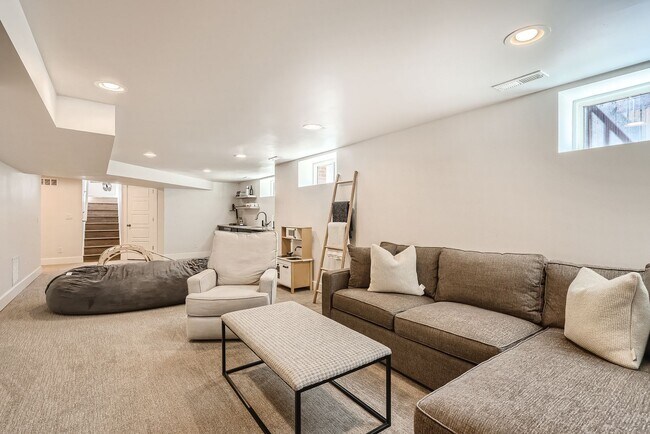 Building Photo - Available NOW! Fully Furnished 4 Bedroom 2 Bath Beautiful Home in Denver!