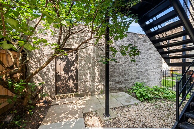 Building Photo - 876 N Hermitage Ave