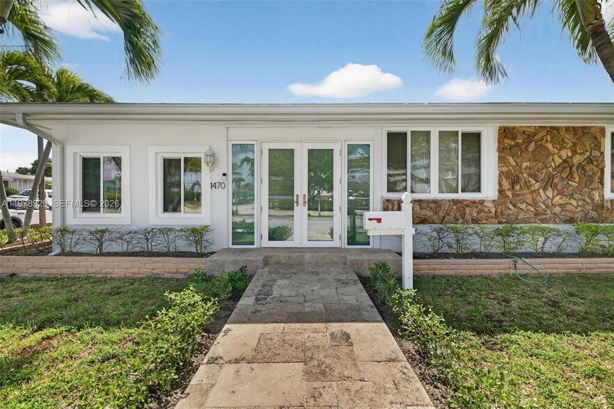 Building Photo - 1470 N Treasure Dr